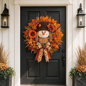 Ghirlanda autunnale per porta con spaventapasseri e foglie di acero per decorazione