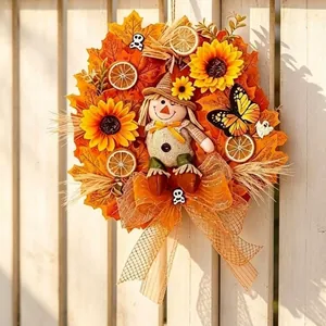 Vista dettagliata della ghirlanda autunnale con spaventapasseri e girasoli.