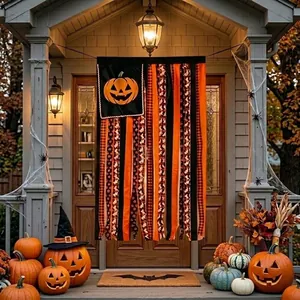 Halloween Hängebanner mit Baumwollquasten und Kürbis auf einer gruselig dekorierten Veranda.