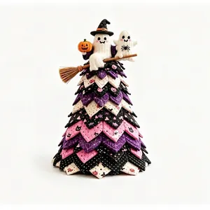 Vue détaillée d'un kit d'arbre en tissu matelassé d'Halloween DIY avec des fantômes en peluche