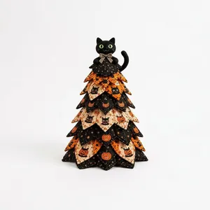 Détail d'un arbre en tissu matelassé Halloween DIY avec chat noir et motifs citrouille.