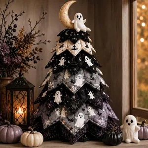 Détail d'un arbre d'Halloween en tissu matelassé avec des motifs de fantômes et de chauves-souris
