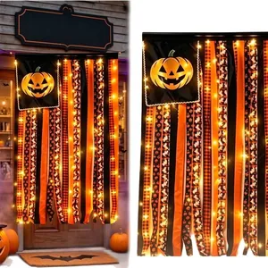 Detailansicht der Halloween-Quasten-Hängefahne mit Kürbis und warmen LED-Lichtern