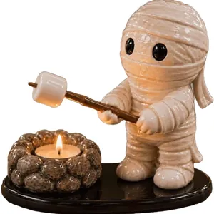Detailansicht eines Halloween Mumien-Teelichthalters mit einem kleinen Marshmallow-Stab.