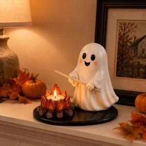 Niedlicher Halloween Geist Lagerfeuer Teelichthalter auf Kaminsims mit Kürbissen