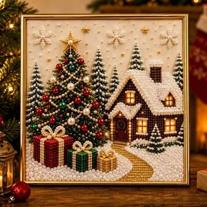 Nahaufnahme von Pearl Christmas Wall Art Kit in Goldrahmen mit festlicher Dekoration