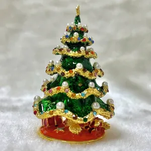 Detaillierte Makroansicht einer Emaille-Weihnachtsbaum-Schmuckschatulle mit Strass
