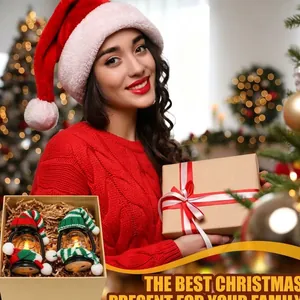 Paar dekorative Mini-Weihnachtsschneemann-Laternen mit Strickmützen und Schals in Geschenkbox