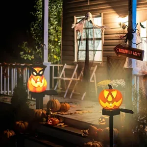 Luci solari a forma di zucca a luce calda che decorano un portico di Halloween di notte