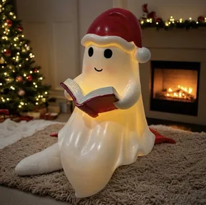 Primer plano de una tierna lámpara fantasma que lee un libro en ambiente navideño.
