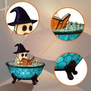 Vista detallada de una lámpara de fantasma de Halloween leyendo en bañera azul