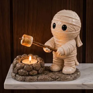 Detailansicht einer Mumienfigur, die einen Marshmallow über eine Teelichtkerze hält