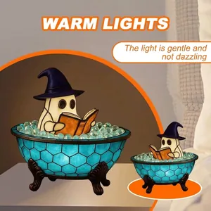 Luz nocturna creativa de fantasma bruja de Halloween leyendo en una bañera azul