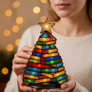 Nahaufnahme eines leuchtenden 3D-Weihnachtsbaums aus Harz in Form von bunten Büchern
