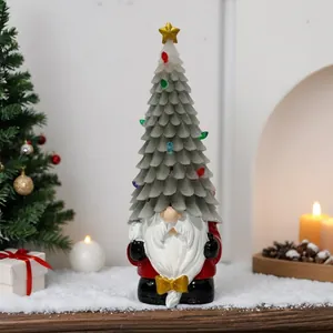 Détail d'un gnome de Noël en résine avec un chapeau en forme de sapin gris décoré.