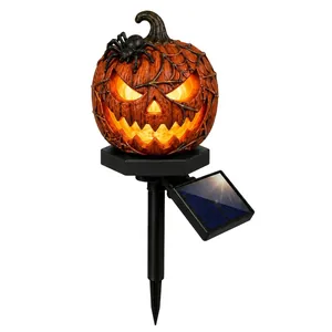 Dettaglio ravvicinato di lampada solare a zucca per Halloween con luce LED bianca calda