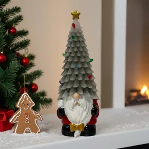 Détail d'une figurine de gnome de Noël en résine festive avec un chapeau sapin lumineux