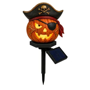 Dettaglio lampada solare a forma di zucca pirata per giardino con luce calda