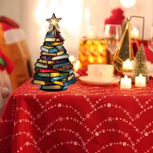 Detailansicht der 3D-Harz-Weihnachtsbaumdekoration aus bunten gestapelten Büchern