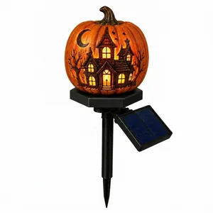 Vista dettagliata di una lampada solare a zucca di Halloween con picchetto da giardino