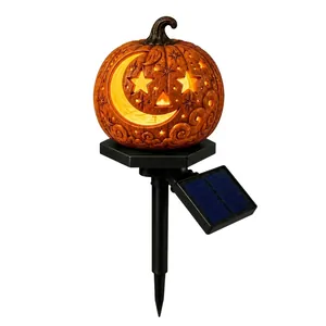Vista dettagliata della lampada solare a forma di zucca di Halloween con luce LED calda