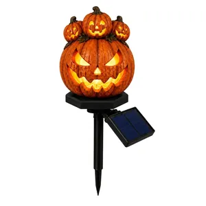 Dettaglio della luce solare a zucca con facce di Jack-o'-lantern luminose e calde