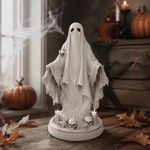 Vue détaillée d'une statue de fantôme gothique blanc avec base de crâne pour Halloween