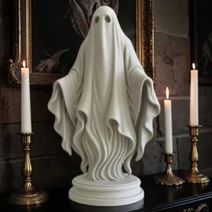 Gros plan d'une statue de fantôme gothique blanc avec texture détaillée pour Halloween