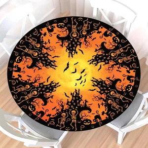 Halloween Tischdecke rund mit Gruselskelett- und Schlossmustern auf dem Esstisch