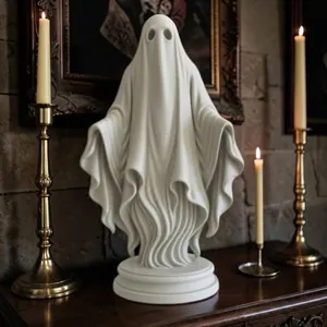 Détail d'une statue de fantôme gothique blanc avec des robes sur une table vintage