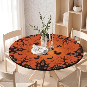Detailansicht einer runden Halloween-Tischdecke mit gruseligen Schloss- und Hexenmotiven