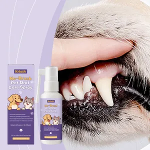 Macrodetail van Kriath gebitsspray voor huisdieren toegepast op hondentanden en doos.