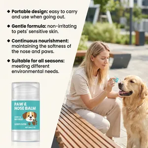 Balsamo idratante per zampe e naso di cane applicato su un Golden Retriever all'aperto