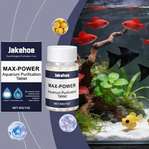 Detailansicht der Aquarium-Reinigungstabletten Flasche und Packung in Wasserszene