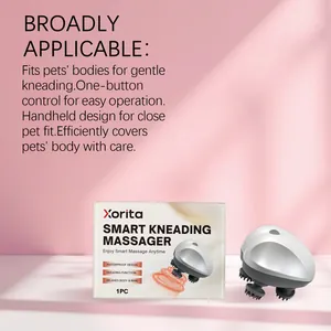 Detailansicht des Xorita Haustiermassagegeräts mit Verpackung auf rosa Hintergrund