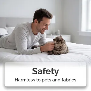 Dimostrazione di sicurezza del levapeli per animali su lenzuola bianche con un gatto