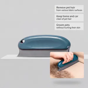 Dettaglio di una mano che usa il levapeli in silicone su una superficie tessile