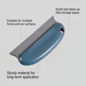 Dettaglio del levapeli per animali con impugnatura ergonomica e lama in silicone
