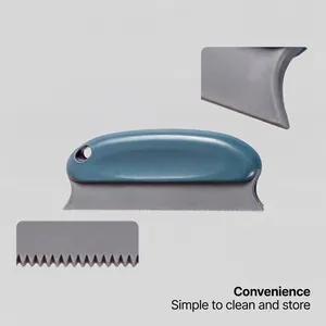 Dettaglio del levapeli per animali in silicone con bordo seghettato e impugnatura ergonomica