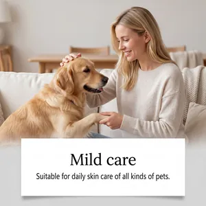 Femme caressant doucement la patte d'un golden retriever pour un soin quotidien doux des animaux.