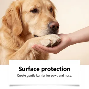 Primer plano del bálsamo suave para patas que ofrece una barrera protectora para perros.