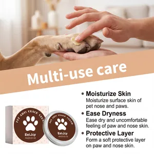 Crema antigrietas para patas de perro, aplicación hidratante detallada en primer plano.