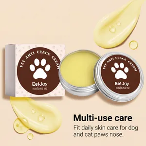 Primer plano de la textura del bálsamo para patas con caja y lata.