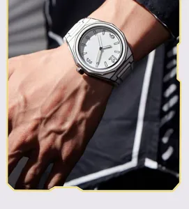 Vista detallada de un reloj de pulsera creativo 2D blanco estilo manga en la muñeca
