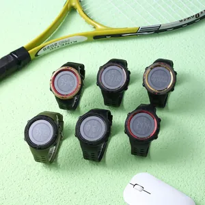 Gruppo di orologi sportivi digitali in vari colori con una racchetta da tennis.