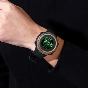 Dettaglio di un orologio sportivo digitale da uomo impermeabile con retroilluminazione a LED verdi
