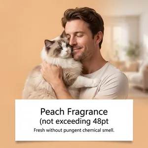 Man knuffelt een kat en toont de zachte perzikgeur van de EELJOY huisdiershampoo.