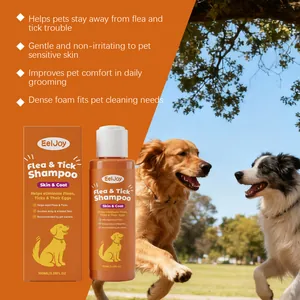 Champú antipulgas EelJoy para mascotas mostrado en un parque con perros muy felices.