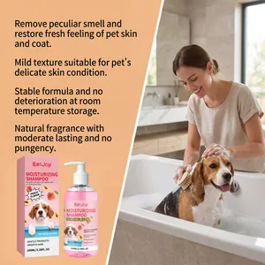Vrouw wast een beagle met hydraterende perzik hondenshampoo in een badkuip