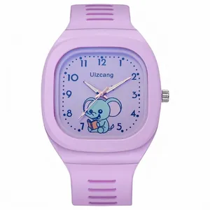Primer plano de reloj morado para niños con un lindo elefante de dibujos en la esfera